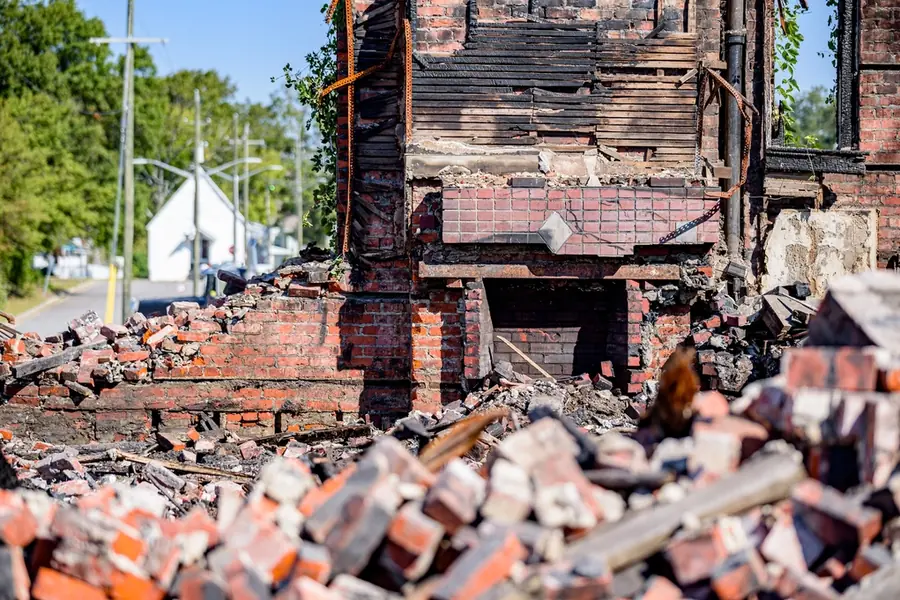 Ladrillos y restos de demolición acumulados, retiro de escombros en Talca