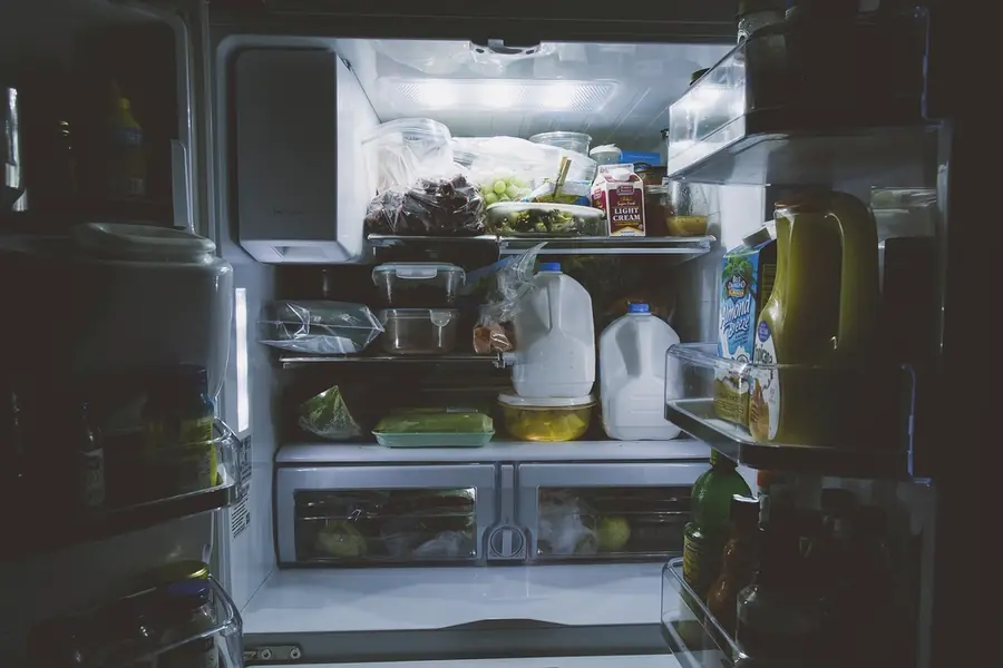 Refrigerador abierto con alimentos en la cocina, técnico de refrigeradores en Talca